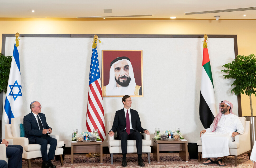 2020년 8월31일 아랍에미리트연합 수도 아부다비에서 (왼쪽부터) 메이르 벤샤바트 이스라엘 국가안보보좌관, 재러드 쿠슈너 미국 백악관 선임고문, 안와르 가르가시 아랍에미리트 외교담당 국무장관이 회담하고 있다.