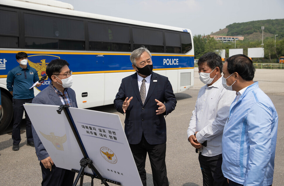 Gyeonggi Province Vice Governor for Peace Lee Jae-gang holds an on-site inspection Friday of a police unit deployed in Paju region to prevent the launch of balloons filled with propaganda leaflets into North Korea. (provided by Gyeonggi Province)