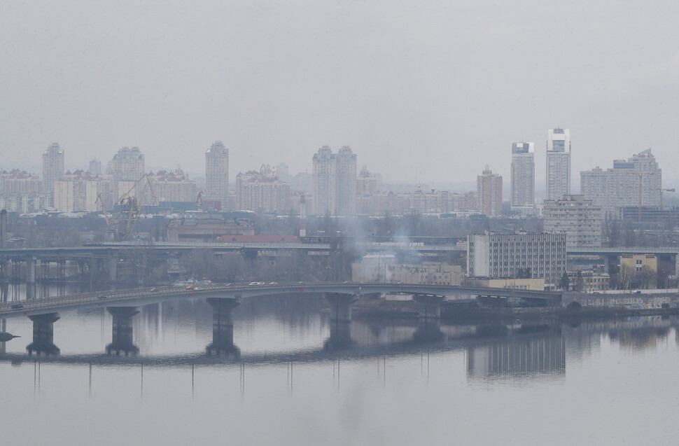 러시아군의 집중 공격에 노출돼 있는 우크라이나 수도 키예프의 24일 전경. 키예프/EPA 연합뉴스