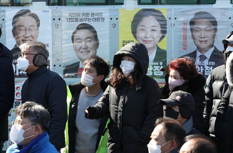 A crowd of people gathers outside of Dangjin City Hall, in South Chungcheong Province, to listen to Democratic Party presidential candidate Lee Jae-myung give a stump speech on Wednesday. (Kim Bong-gyu/The Hankyoreh)