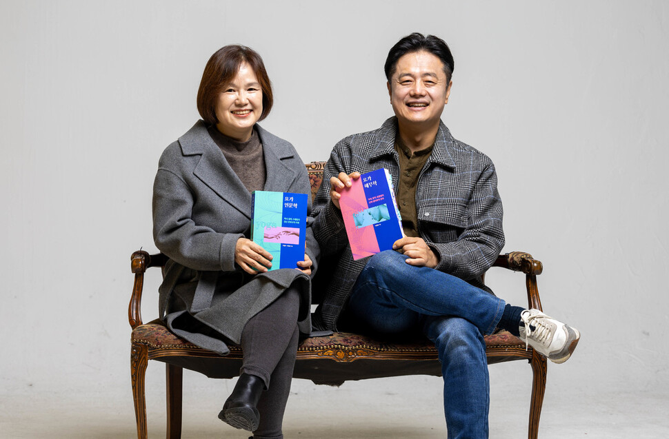 이정수(왼쪽)·이동환 저자가 함께 책을 들고 있다. 김진수 선임기자 jsk@hani.co.kr