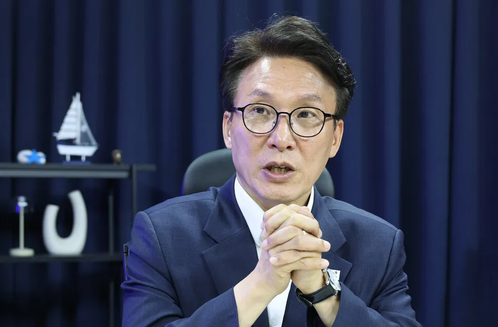 Kim Min-seok, Democratic Party leadership candidate, during an interview at the Hankyoreh office
