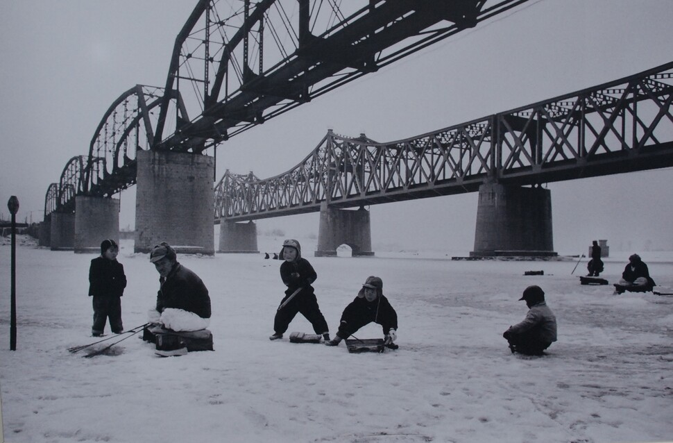 1960년까지만 해도 서울 용산구 동부이촌동 일대의 한강 백사장에선 시민들이 여름에 강수욕을 하고, 겨울에 썰매를 타는 일이 일상이었다. 서울시 제공
