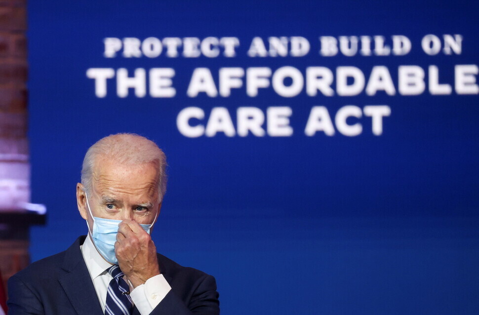 Interim US President-elect Joe Biden adjusts his mask after declaring his support for the Affordable Care Act in Wilmington, Delaware, on Nov. 10. (Yonhap News)