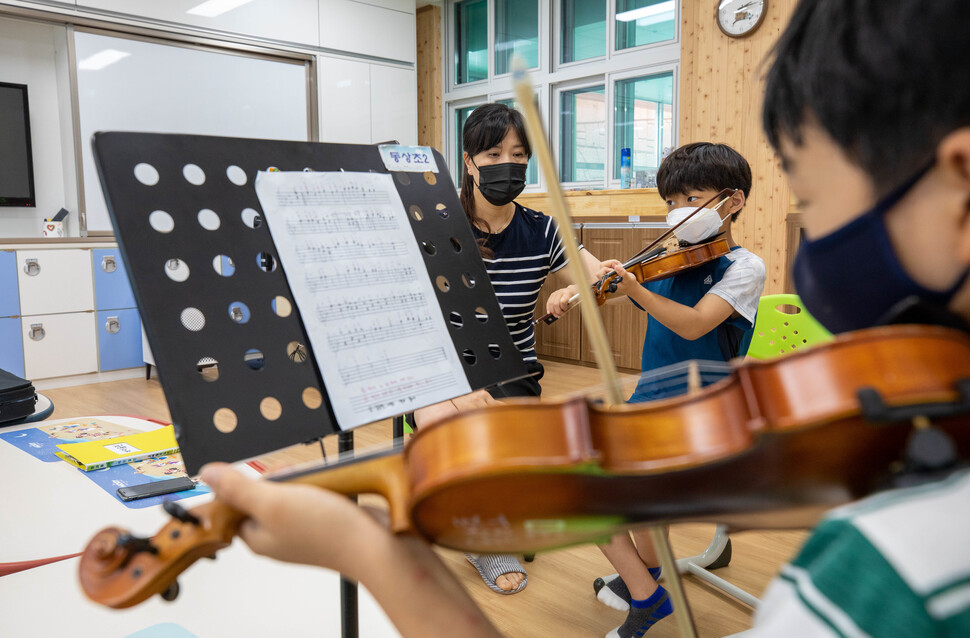 동상초등학교에서 바이올린을 배우는 학생들.