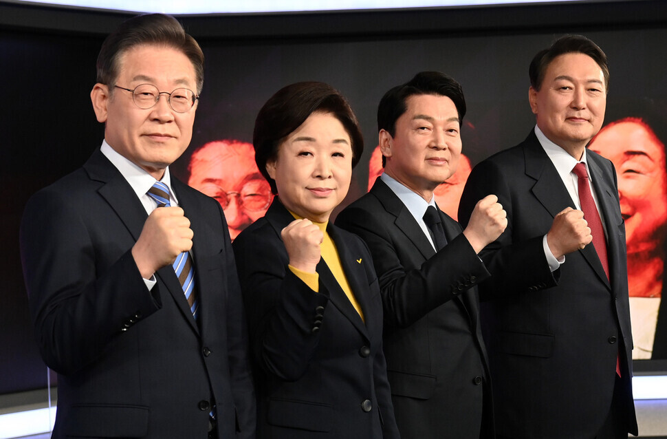 Presidential hopefuls (left to right) Lee Jae-myung of the Democratic Party, Sim Sang-jung of the Justice Party, Ahn Cheol-soo of the People’s Party, and Yoon Suk-yeol of the People Power Party pose for a photo ahead of a four-way presidential debate put on by the Journalists Association of Korea in Seoul on Friday. (pool photo)
