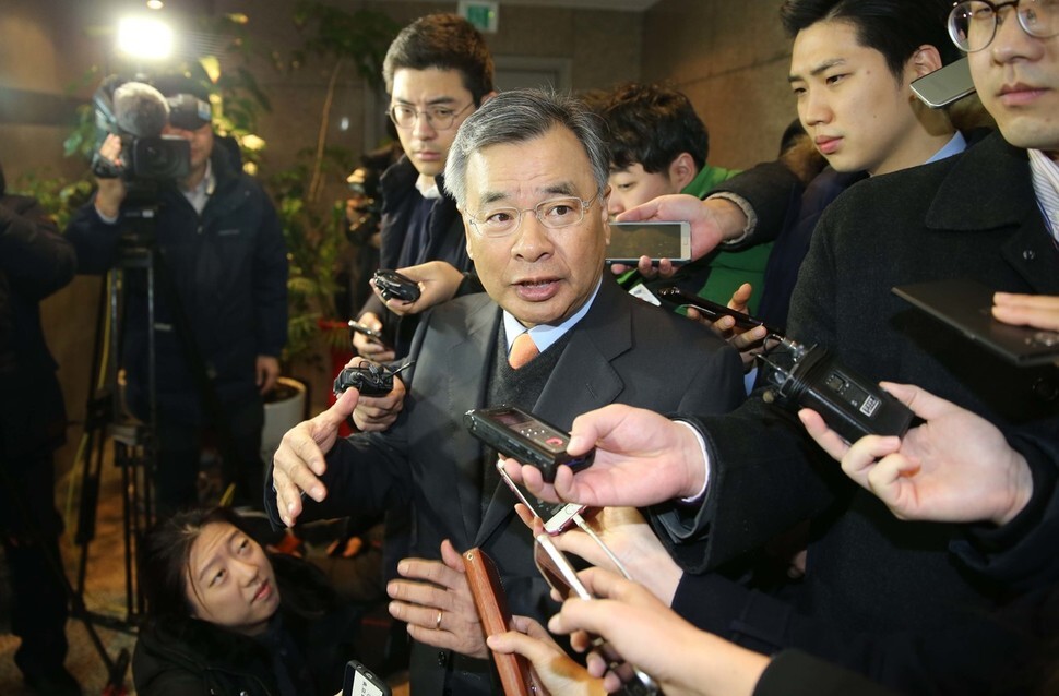 Special Prosecutor Park Young-soo answers reporters’ questions as he arrives at his office in Seoul’s Seocho district