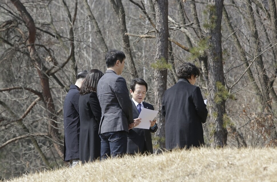 남 지사와 가족이 선친 기일을 맞아 묘소에서 예배를 드리고 있다.