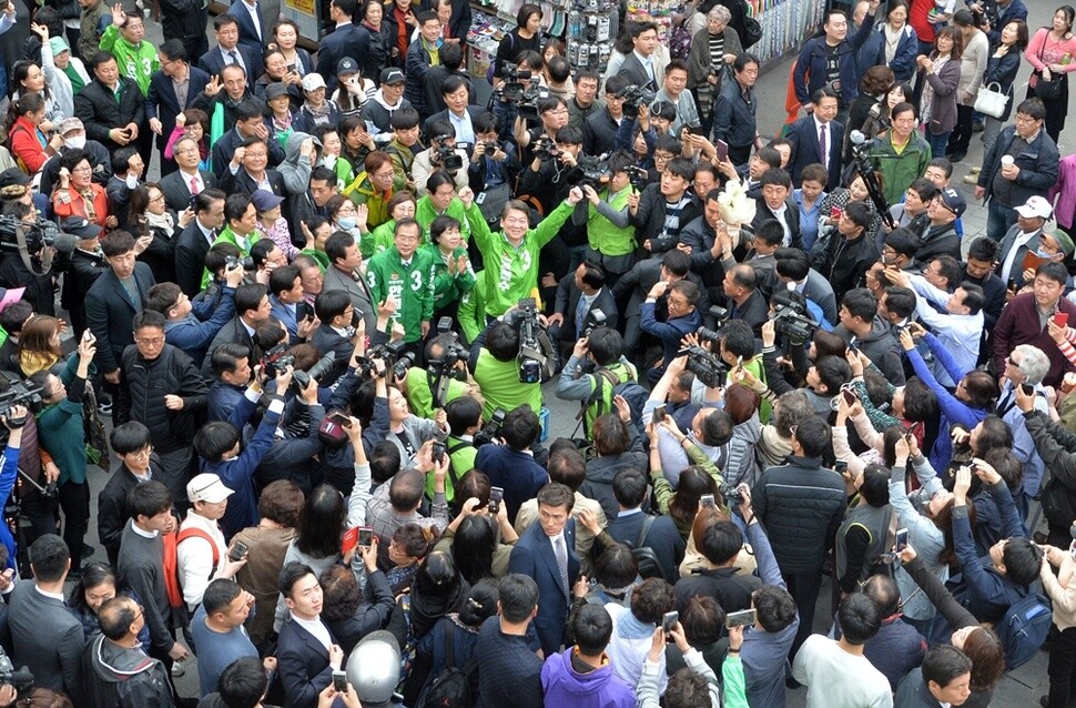 안철수 국민의당 대선 후보가 4월20일 오후 서울 중구 남대문시장에서 시민들을 향해 두 팔을 들어올리며 지지를 호소하고 있다. 사진공동취재단