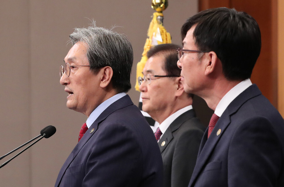 Presidential Chief of Staff Noh Young-min (left), National Security Office Director Chung Eui-yong (center), and Chief Policy Secretary Kim Sang-jo (right) hold a press conference at the Blue House on Nov. 10. (Kim Jung-hyo, staff photographer)