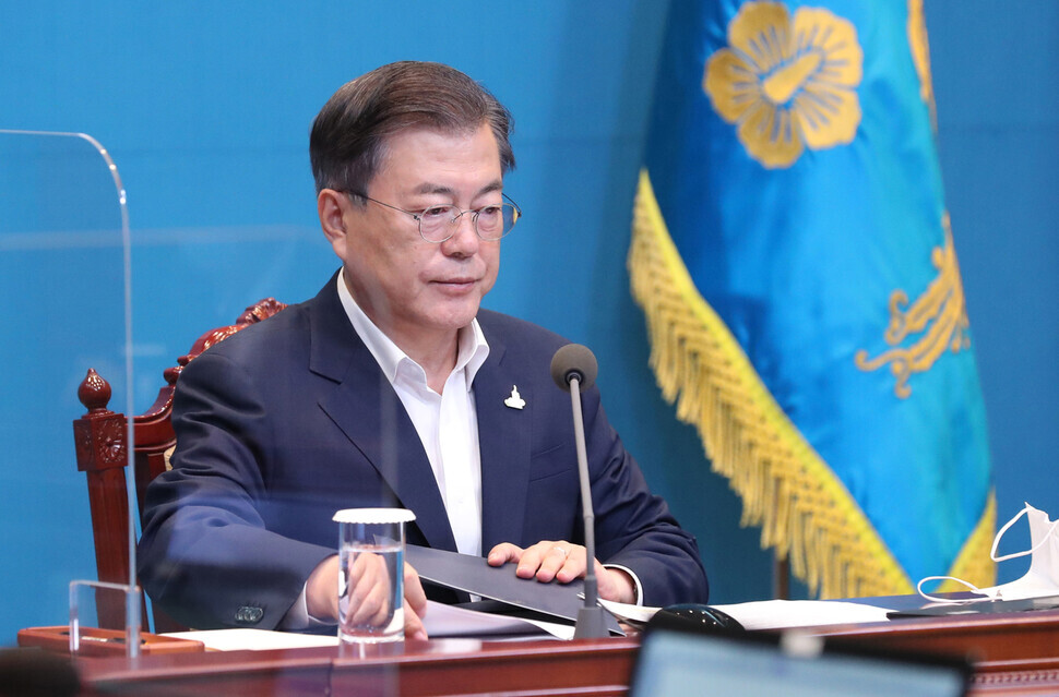 South Korean President Moon Jae-in presides over a meeting of senior secretaries and advisers at the Blue House on Sept. 28. (Yonhap News)
