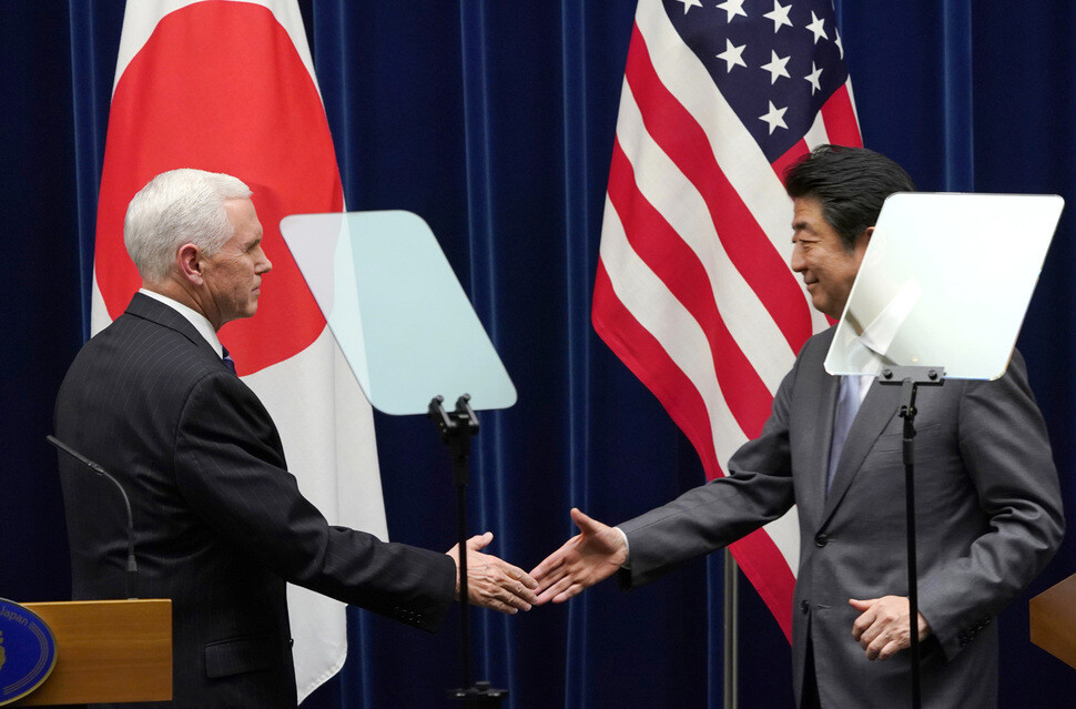 US Vice President Mike Pence shakes hands with Japanese PM Shinzo Abe prior to a joint press conference at the Prime Minister’s Official Residence in Tokyo on Feb. 7. (Yonhap News)