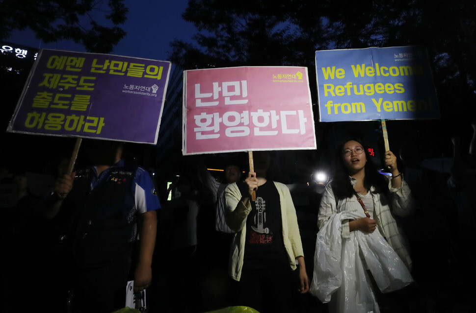 Demonstrators calling for tolerance and acceptance of Yemeni asylum seekers gather in opposition to rallies calling for the deportation of “fake refugees” and Muslims in Seoul’s Jongno District on June 30. (Shin So-young