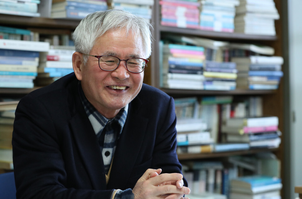 Seo Jung-seok, professor emeritus at Sungkyunkwan University, during his interview with the Hankyoreh in Seoul on Dec. 31, 2019. (Kim Jung-hyo, staff photographer)