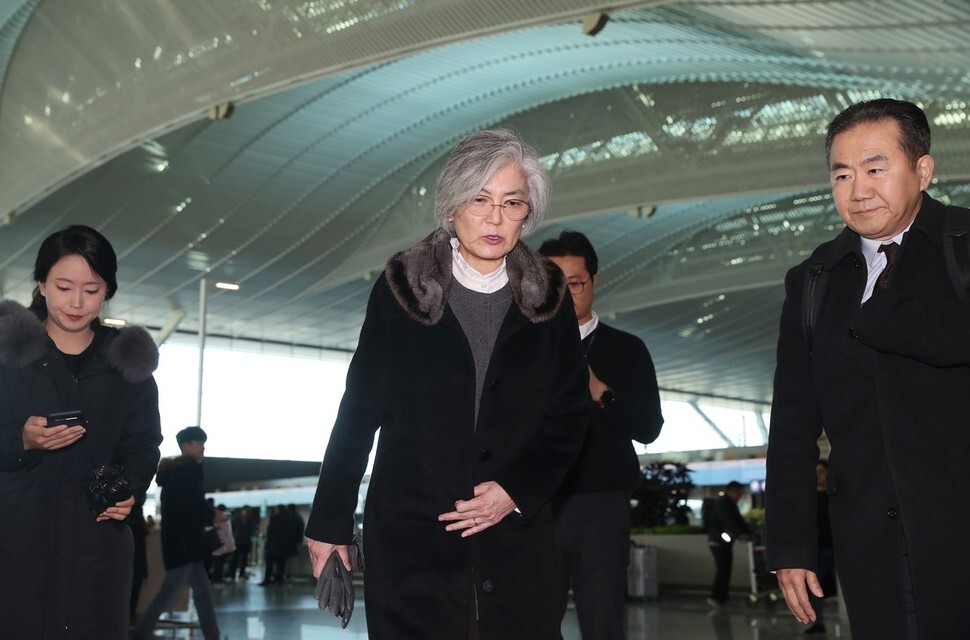 South Korean Foreign Minister Kang Kyung-wha (center) departs from Incheon International Airport on Jan. 13 to meet with US Secretary of State Mike Pompeo in San Francisco the following day. (Park Jong-shik, staff photographer)