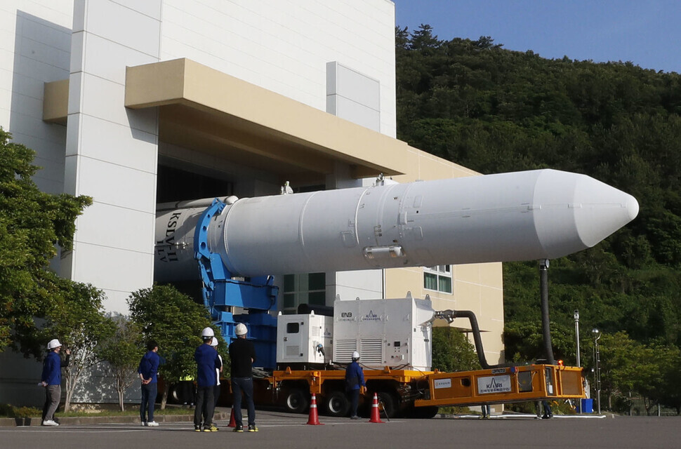 An assembled qualification model of the Nuri leaves the Launch Vehicle Assembly Complex at the Naro Space Center in Goheung, South Jeolla Province, on Tuesday. (Kim Hye-yun/The Hankyoreh)