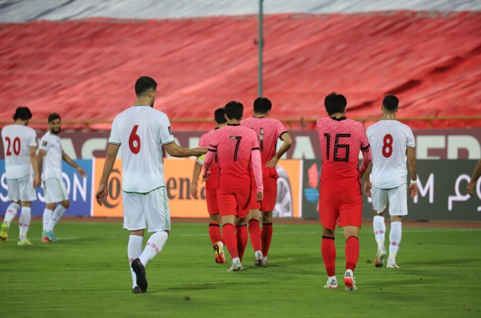 The Korean team walks across the field after Iran scores a goal, tying up the game, during a match against Iran’s national team held on Tuesday in Tehran, Iran, in the final qualifying round for the 2022 FIFA World Cup in Qatar. (Yonhap News)