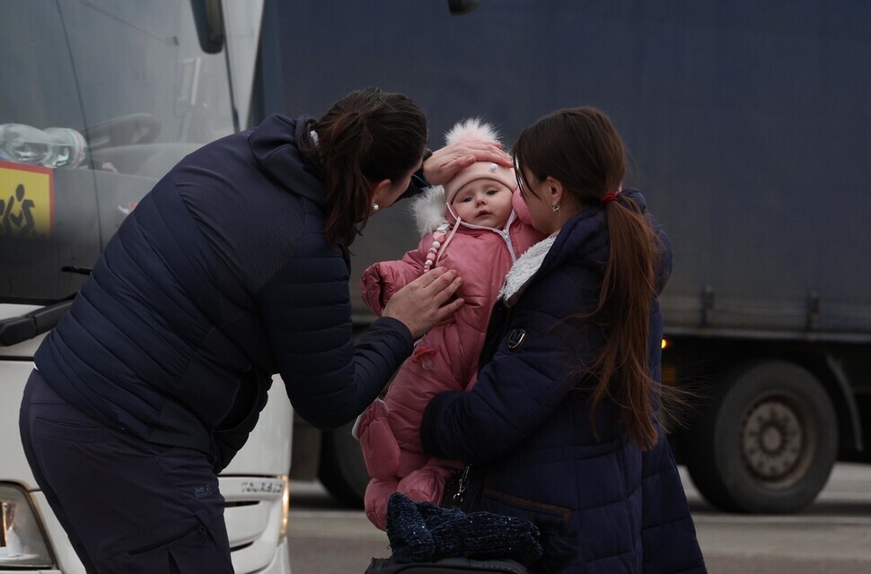Michelle, a second-generation Ukrainian, greets family members who arrived on a bus coming from the Poland-Ukraine Korczowa border crossing, headed for Warsaw on March 6 (local time). (Kim Hye-yun/The Hankyoreh)