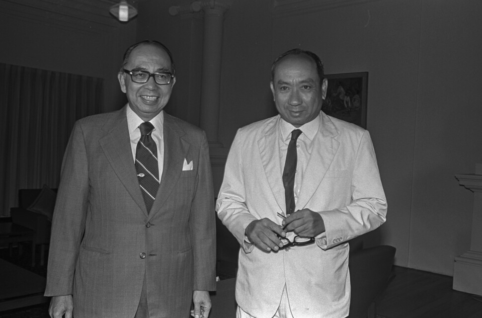 1973년 나집 툰 라작 말레이시아 총리를 만난 싱가포르 부총리 겸 재무부 장관 고켕스위(오른쪽). 싱가포르 국립기록원