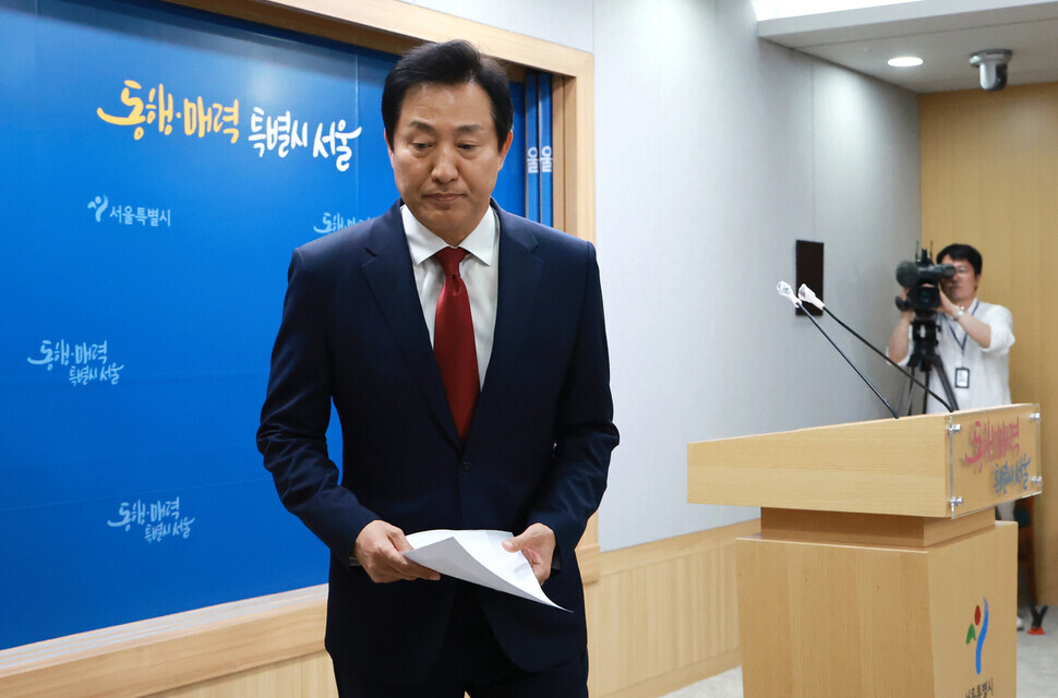 Mayor Oh Se-hoon of Seoul leaves a briefing on the city’s text message alert sent to residents about the North Korean rocket launch on May 31. (Yonhap)