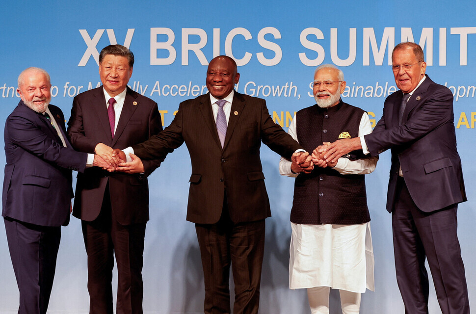 President Luiz Inácio Lula da Silva of Brazil, President Xi Jinping of China, President Cyril Ramaphosa of South Africa, Prime Minister Narendra Modi of India, and Foreign Minister Sergey Lavrov of Russia gather at the BRICS summit in Johannesburg, South Africa, on Aug. 23. (Reuters/Yonhap)