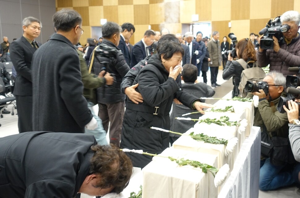 Surviving family members of Jeju Uprising victims mourn their loved ones in front of recently identified remains of at the Peace Education Center in Jeju Apr. 3 Peace Park in Jeju City on Nov. 22.