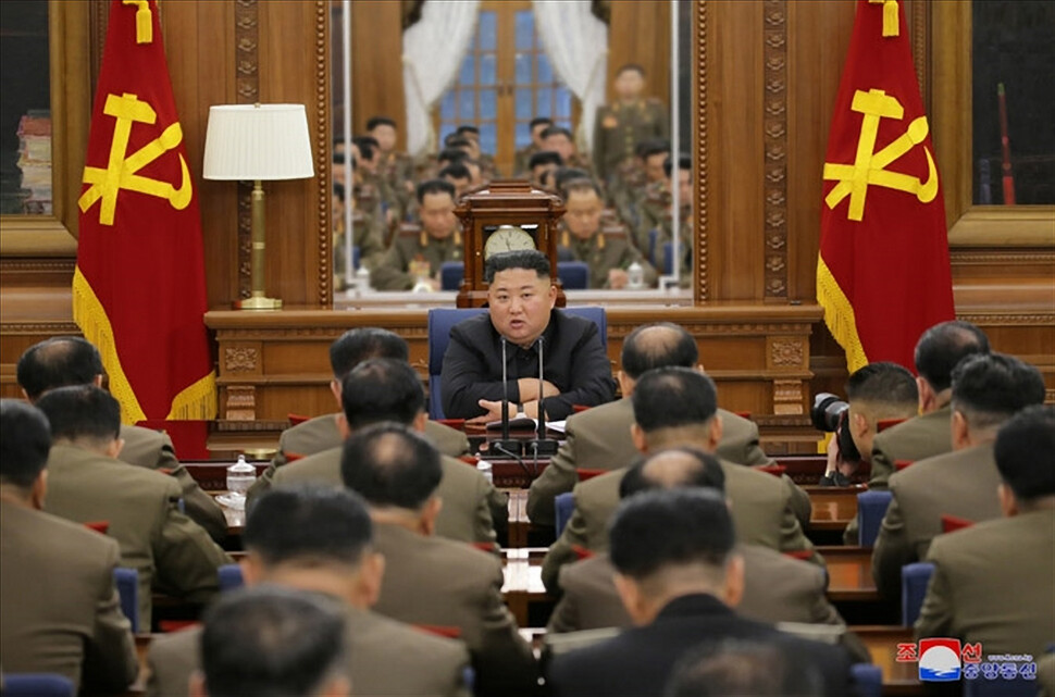 북한은 김정은 국무위원장이 주재한 가운데 제7기 제3차 확대회의를 열고 국방력 강화에 대해 논의했다고 12월22일 <조선중앙통신>이 보도했다. 연합뉴스