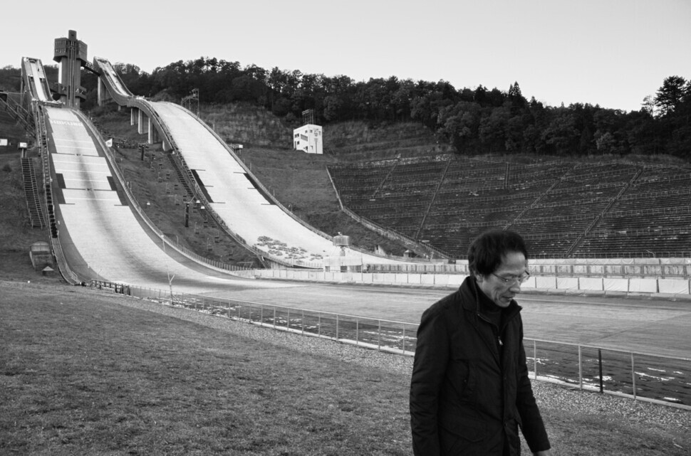Kang in front of a ski jump in Hakuba, Nagano Prefecture. (provided by Kyodo News)