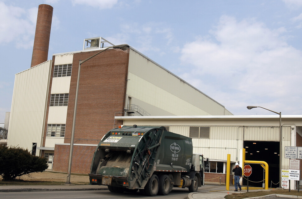 2010년 3월 미국 펜실베니아주 주도 해리스버그 쓰레기 소각장으로 쓰레기차가 들어서고 있다. 미국에선 전체 폐기물의 12%(약 2900만t)가 소각 방식으로 처리된다. REUTERS 연합뉴스