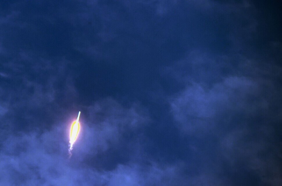 After blasting off from Naro Space Center in Goheung County, South Jeolla Province, South Korea’s domestically designed and produced rocket Nuri (KSLV-II) heads upward to the stratosphere. (Yonhap News)