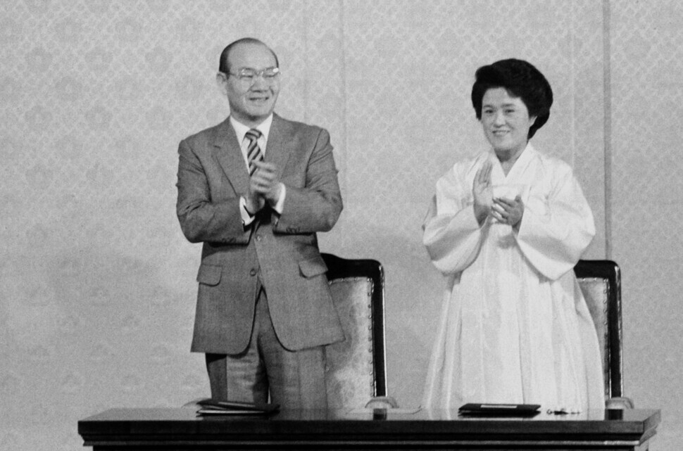Chun and his wife stand and applaud Democratic Justice Party members during a gathering on Jan. 15, 1986 held in Seoul’s Garak neighborhood, commemorating the party’s fifth anniversary of its founding, where 1,700 were in attendance, including Roh Tae-woo. (Yonhap News)