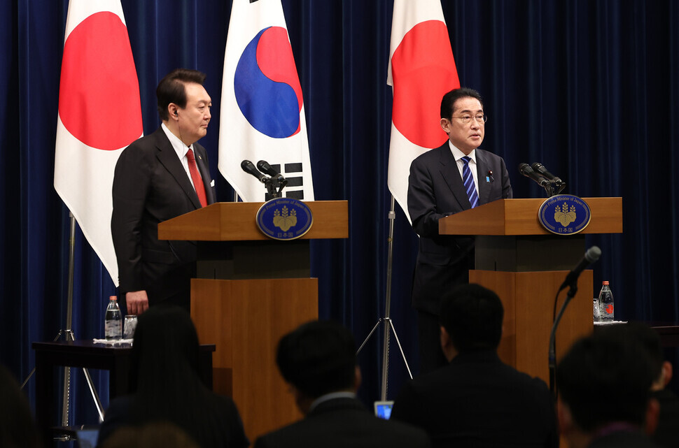 President Yoon Suk-yeol of South Korea (left) and Prime Minister Fumio Kishida of Japan hold a joint press conference following their summit in Tokyo on March 16. (Yonhap)