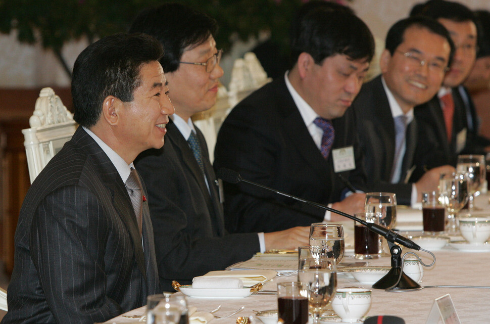 2007년 1월17일 노무현 대통령이 청와대에서 열린 언론사 편집·보도국장 오찬에서 참여자들과 대화를 나누고 있다. 사진공동취재단
