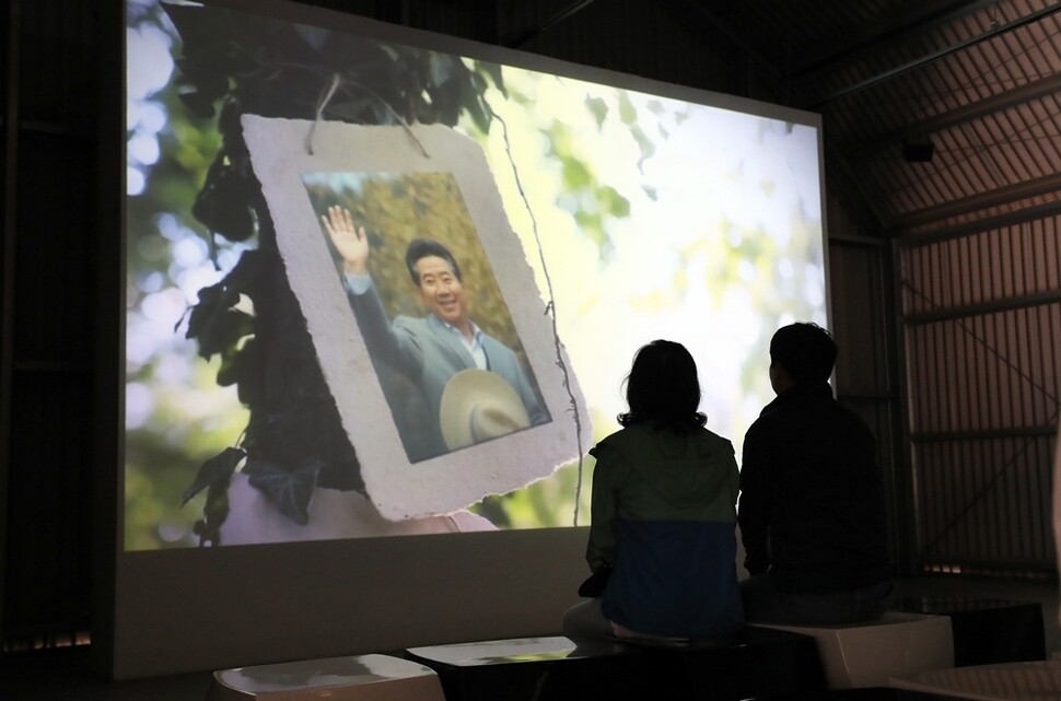 경남 김해 봉하마을 ‘노무현 대통령 추모의 집’에서 시민이 추모 영상을 보고 있다.