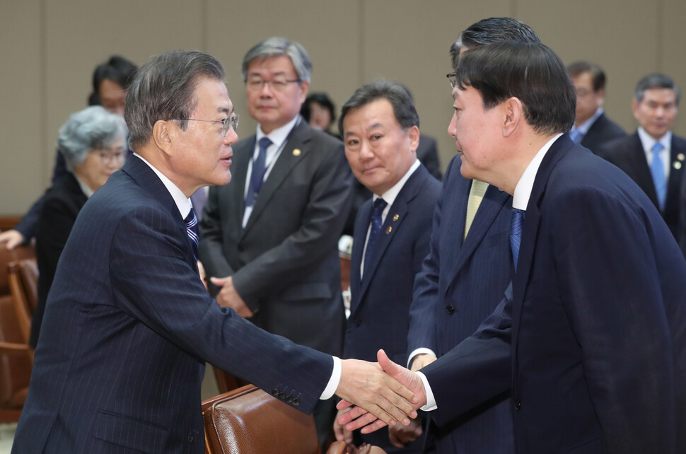 문재인 대통령과 윤석열 검찰총장이 11월8일 오후 청와대에서 열린 반부패정책협의회에서 인사하고 있다. 연합뉴스