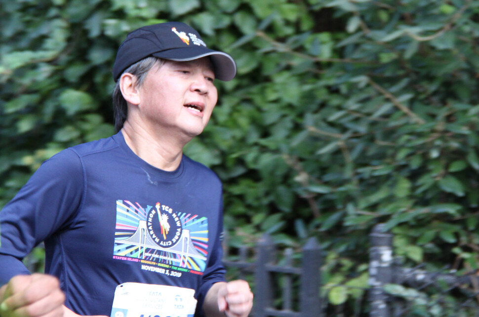 2019년 11월4일 안철수 전 국민의당 대표가 미국 뉴욕시티마라톤에 참가해 달리는 모습. 연합뉴스