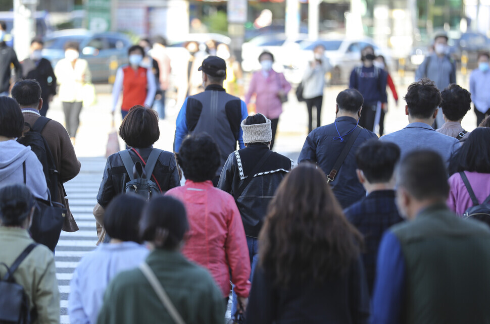 Commuters near Dongnae Station in Busan head to work on Oct. 5. (Yonhap News)