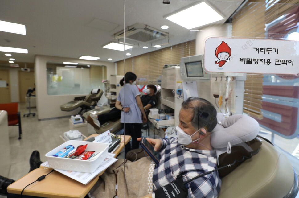 약시로 눈이 불편한 차성회씨가 침상마다 방역용 가림막이 설치된 헌혈의집 주안센터에서 헌혈하고 있다.