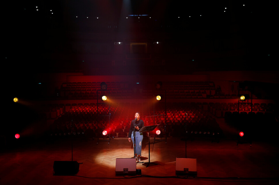 2020년 6월 벨기에 브뤼셀의 보자르 콘서트홀에서 벨기에 음악 아티스트인 로테타 루한 줄라 란달리아가 벨기에 식민지였던 콩고의 독립 60주년 기념 온라인 뮤직쇼의 공연 연습을 하고 있다. REUTERS 연합뉴스