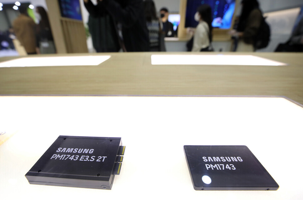 Attendees of the 23rd Semiconductor Exhibition held at COEX in Seoul’s Samsung neighborhood on Oct. 27, 2021, peruse Samsung Electronics’ booth. (Yonhap News)