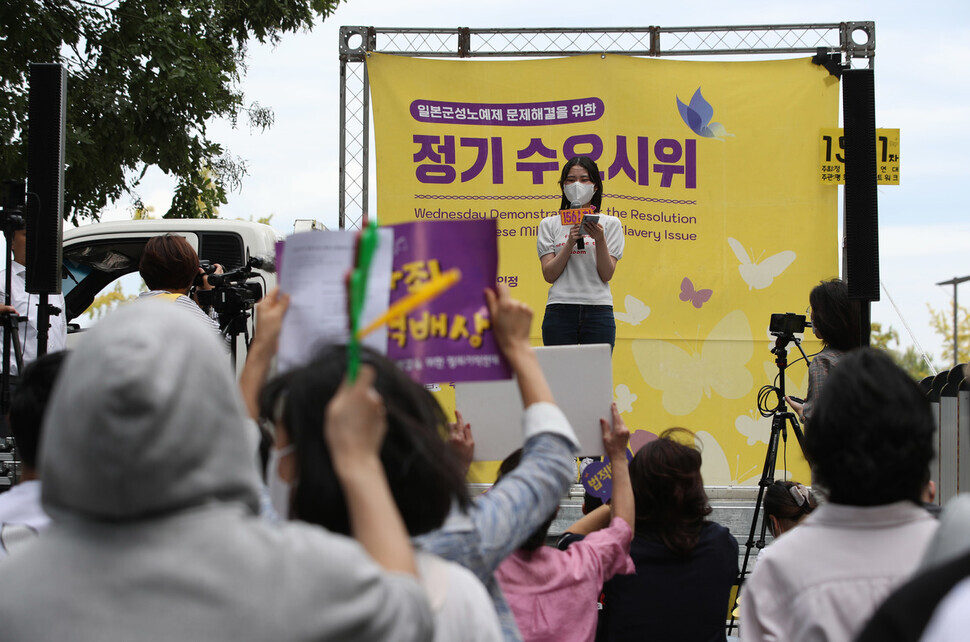 A participant in the 1,561st Wednesday Demonstration, held on Sept. 14, speaks to others gathered outside the former Japanese Embassy. (Shin So-young/The Hankyoreh)