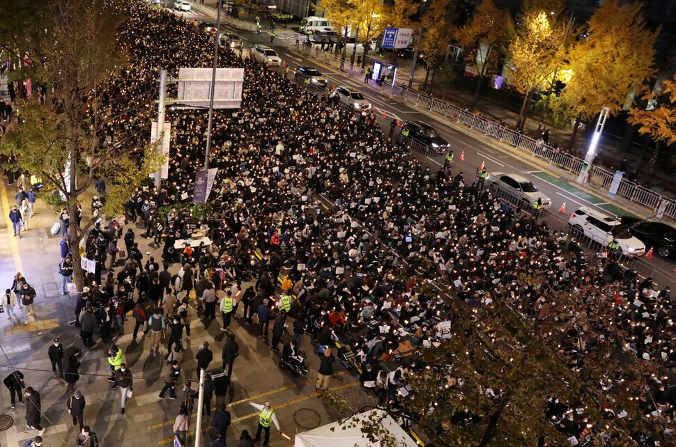  집회 인파는 시청역 7번 출구 인근에서 숭례문 인근까지 이어졌다. 주최 쪽은 저녁 7시30분까지 6만 명이 모였다고 밝혔다.