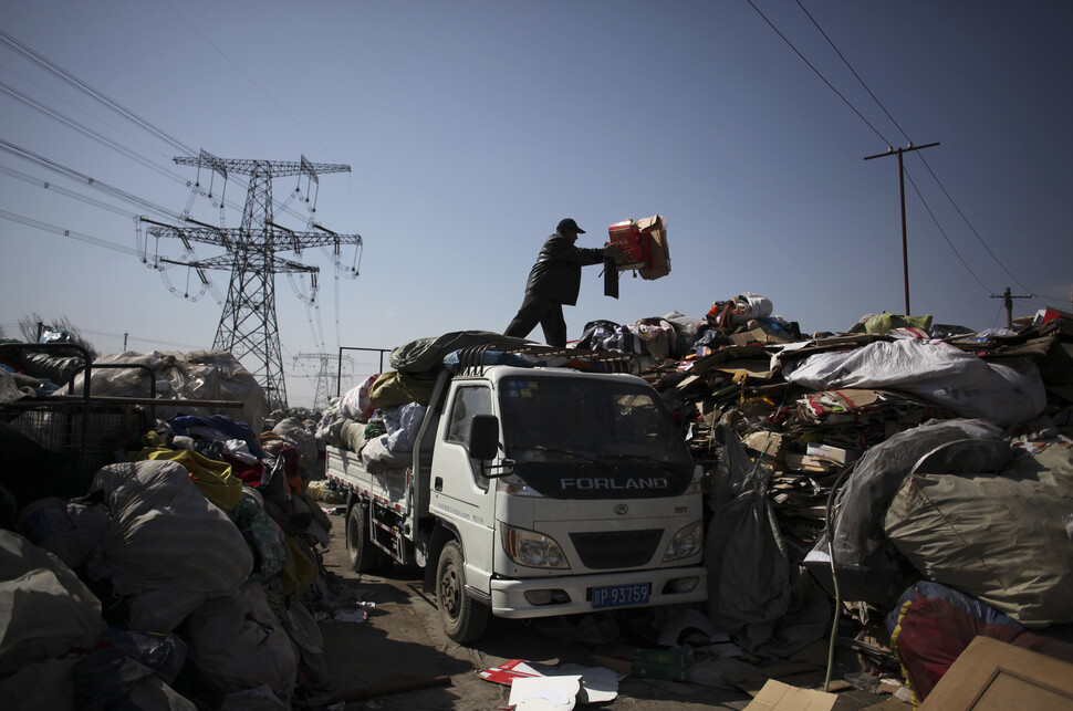 2013년 4월 베이징 쓰레기 집하장에 도착한 트럭에서 노동자가 쓰레기를 내리고 있다. 중국은 2018년 폐기물 수입을 금지하는 등 쓰레기 관련 개혁을 펼치고 있다. REUTERS
