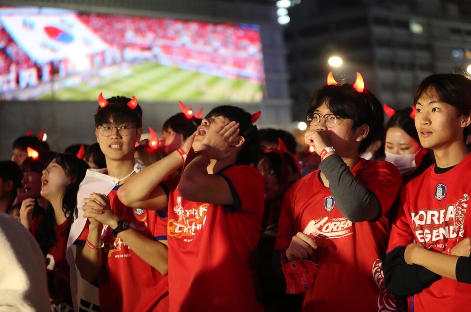 2022 카타르월드컵 한국과 우루과이의 경기가 열리는 24일 저녁 거리 응원이 펼쳐진 서울 종로구 광화문광장에서 붉은 악마가 전반전 응원하고 있다.강창광 선임기자 chang@hani.co.kr