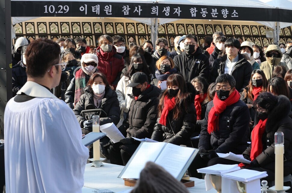A joint sacrament organized by the Anglican Church of Korea’s Justice and Peace Priests’ Association and another Anglican organization is held in front of the joint memorial altar for victims of the Oct. 29 crowd crush in Itaewon, Seoul, for Christmas. (Kim Hye-yun/The Hankyoreh)