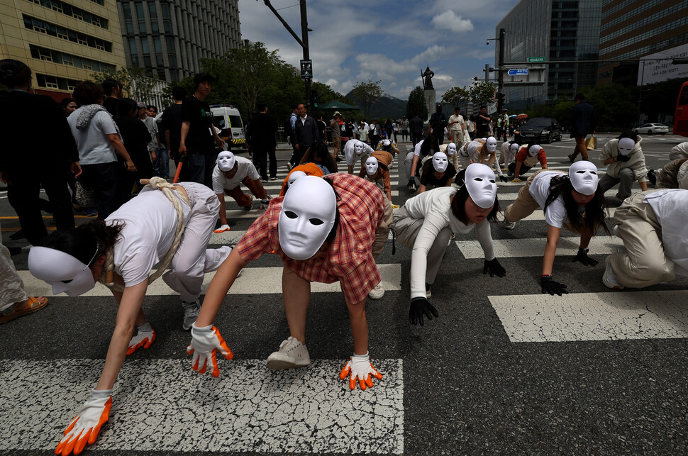 제26회 ‘세계 생물다양성의 날’인 2025년 5월22일 오전 서울 종로구 광화문광장 이순신 동상 앞에서 시민 35명과 전문 무용수 12명 등 총 47명이 다섯 팀으로 나뉘어 ‘자연의 권리’를 몸짓으로 표현하는 ‘공생2’를 선보였다. 공연을 마친 참가자들은 동물의 권리 또한 안전하게 보호받아야 함을 알리기 위해, 세종로 네거리 횡단보도를 네 발로 건너는 행위극도 펼쳤다. 2024년에 이어 두 번째로 열린 이번 행사는 국내 보호 지역과 동식물에 법인격(권리능력)을 부여하고 인간과 더불어 안전하게 살아갈 기반을 마련하자는 취지로 기획됐다.