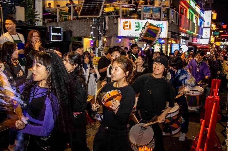 2024년 10월26일 호박랜턴이 주최한 핼러윈 액션 ‘멈추지 않는 노래를 해’에서 브라질리언 퍼커션 앙상블 ‘호레이’ 팀이 이태원 거리를 흥겹게 행진하고 있다. 호박랜턴 인스타그램 갈무리