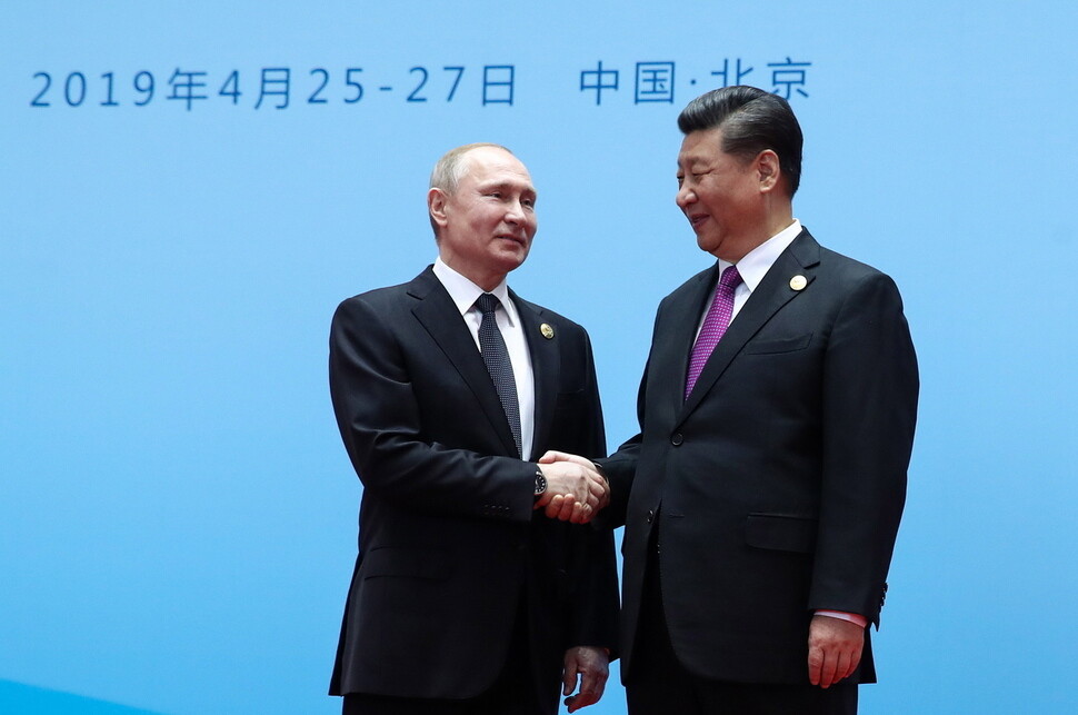 Chinese President Xi Jinping and Russian President Vladimir Putin meeting in Beijing on Apr. 27. (Yonhap News)