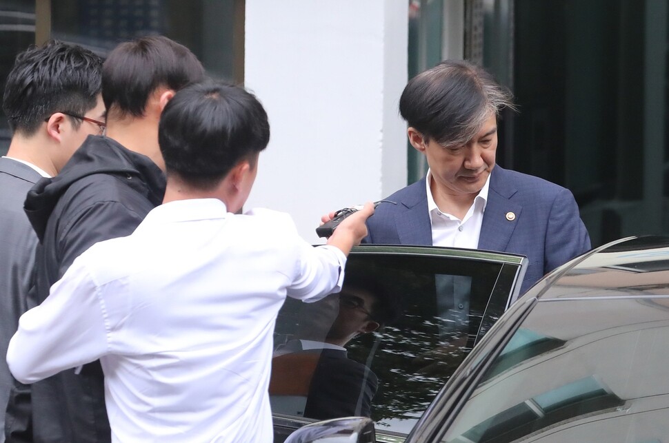 Justice Minister Cho Kuk leaves his home in Seoul’s Seocho District on his way to work on Oct. 2 (Yonhap News)