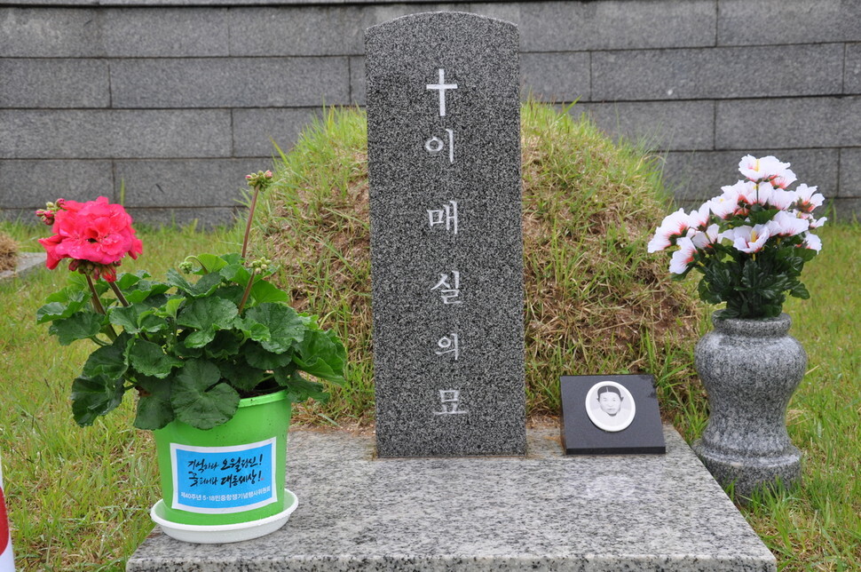 Kim Ok-su, Lee’s son, before the grave of his mother Lee Mae-sil in Gwangju’s May 18th National Cemetery on May 17. (Ahn Kwan-ok, Gwangju correspondent)